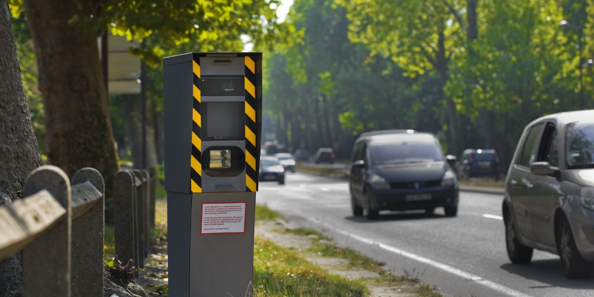 Depuis le 1er janvier 2024, une nouvelle mesure est entrée en vigueur en France concernant les petits excès de vitesse. Désormais, les conducteurs dépassant les limitations de vitesse de moins de 5 km/h ne perdront plus de points sur leur permis de conduire. Une première dans l&rsquo;histoire du permis à points ! Cette décision applaudie par les automobilistes &hellip;